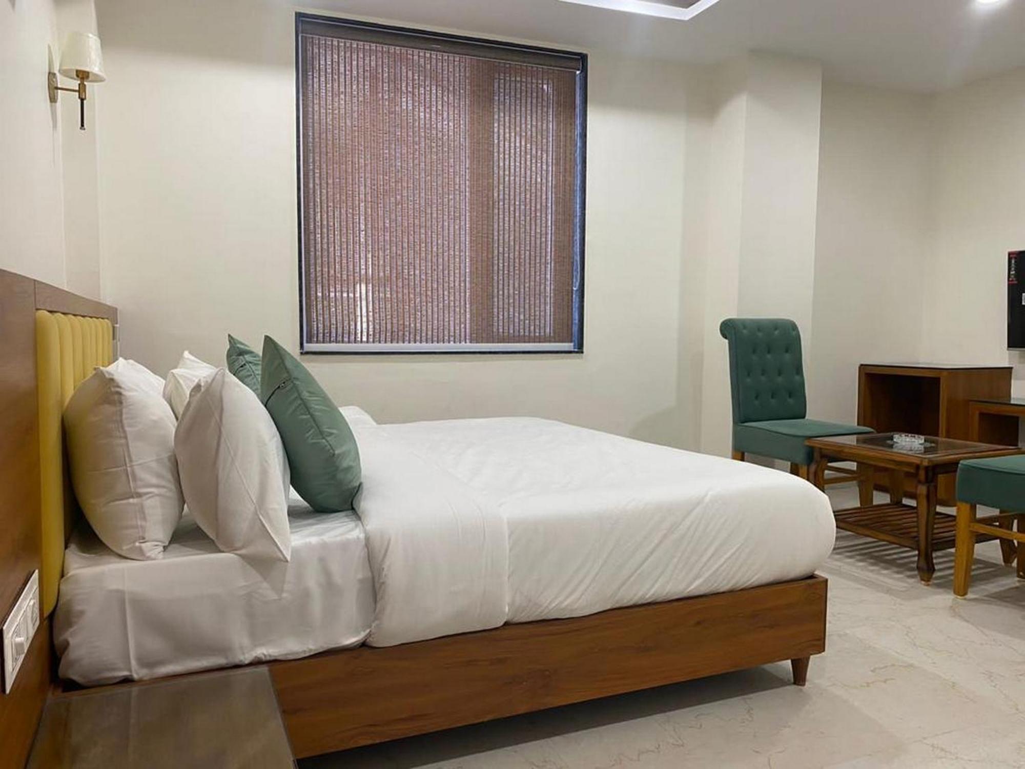 Hotel Eleven Heights Bhopal Ngoại thất bức ảnh