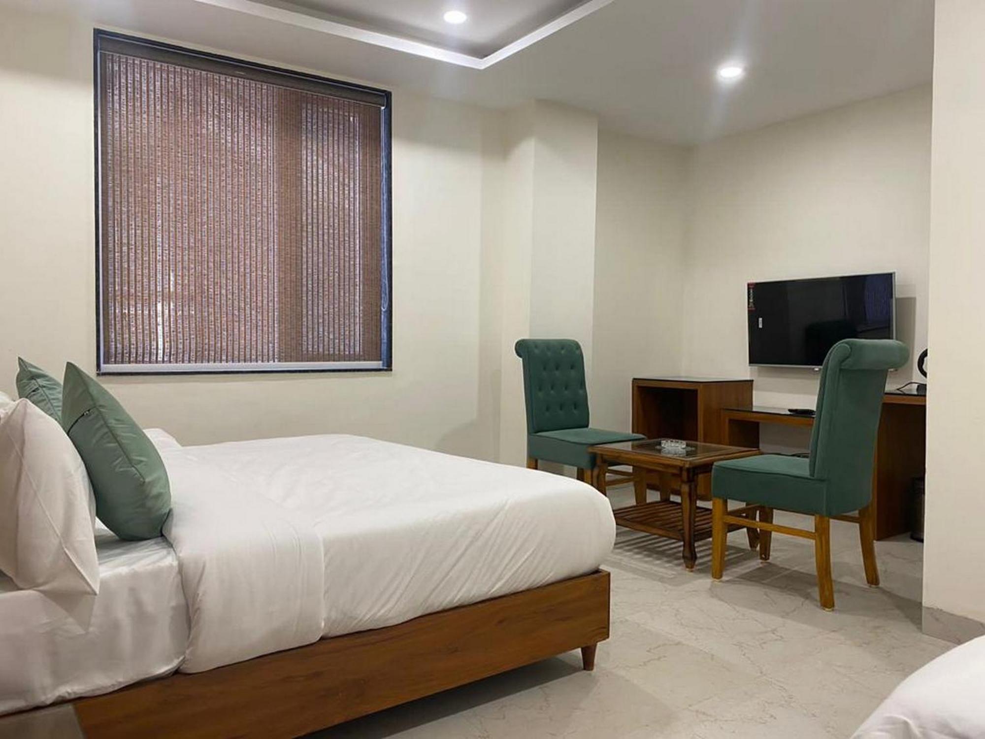 Hotel Eleven Heights Bhopal Ngoại thất bức ảnh