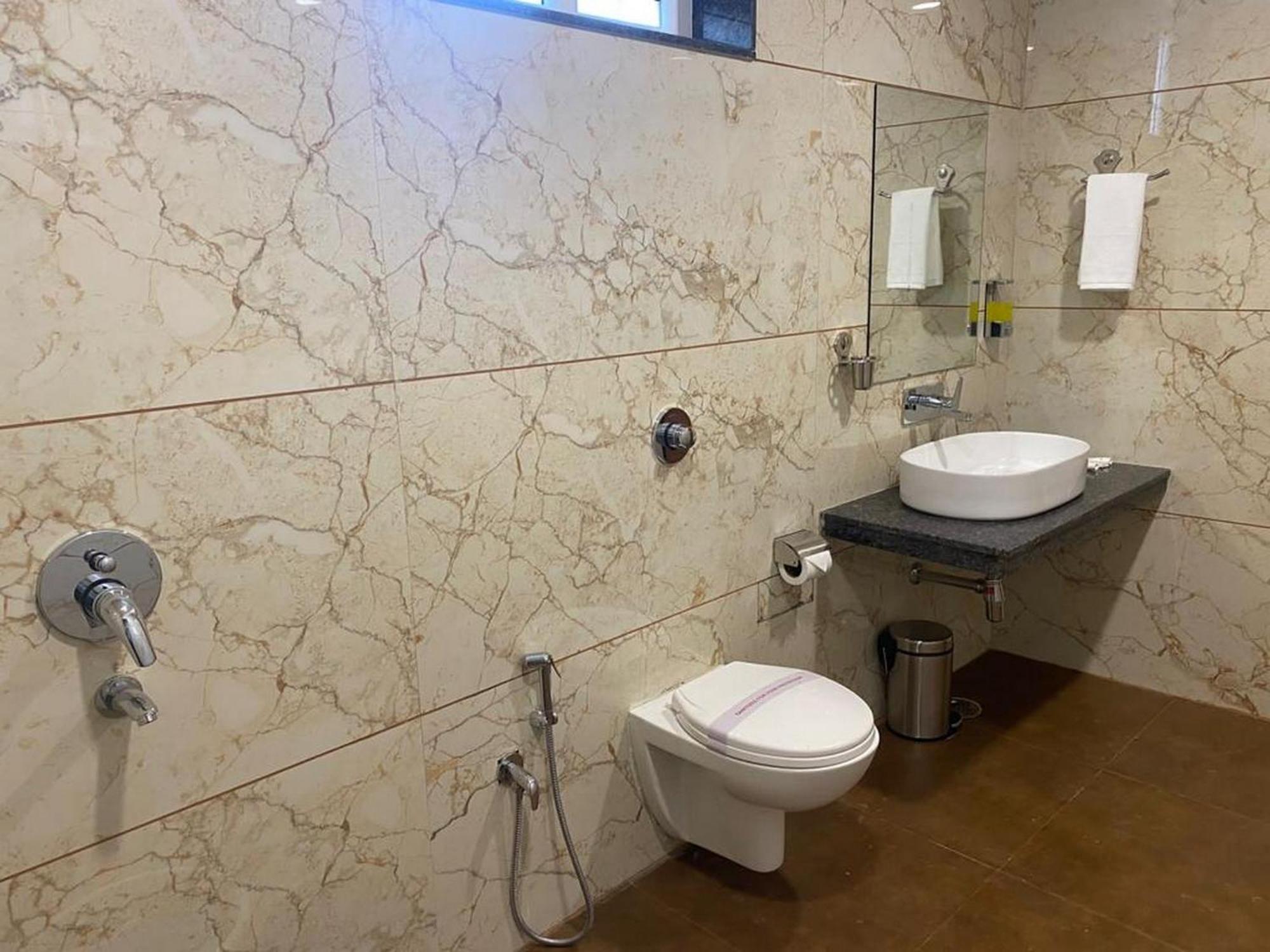 Hotel Eleven Heights Bhopal Ngoại thất bức ảnh
