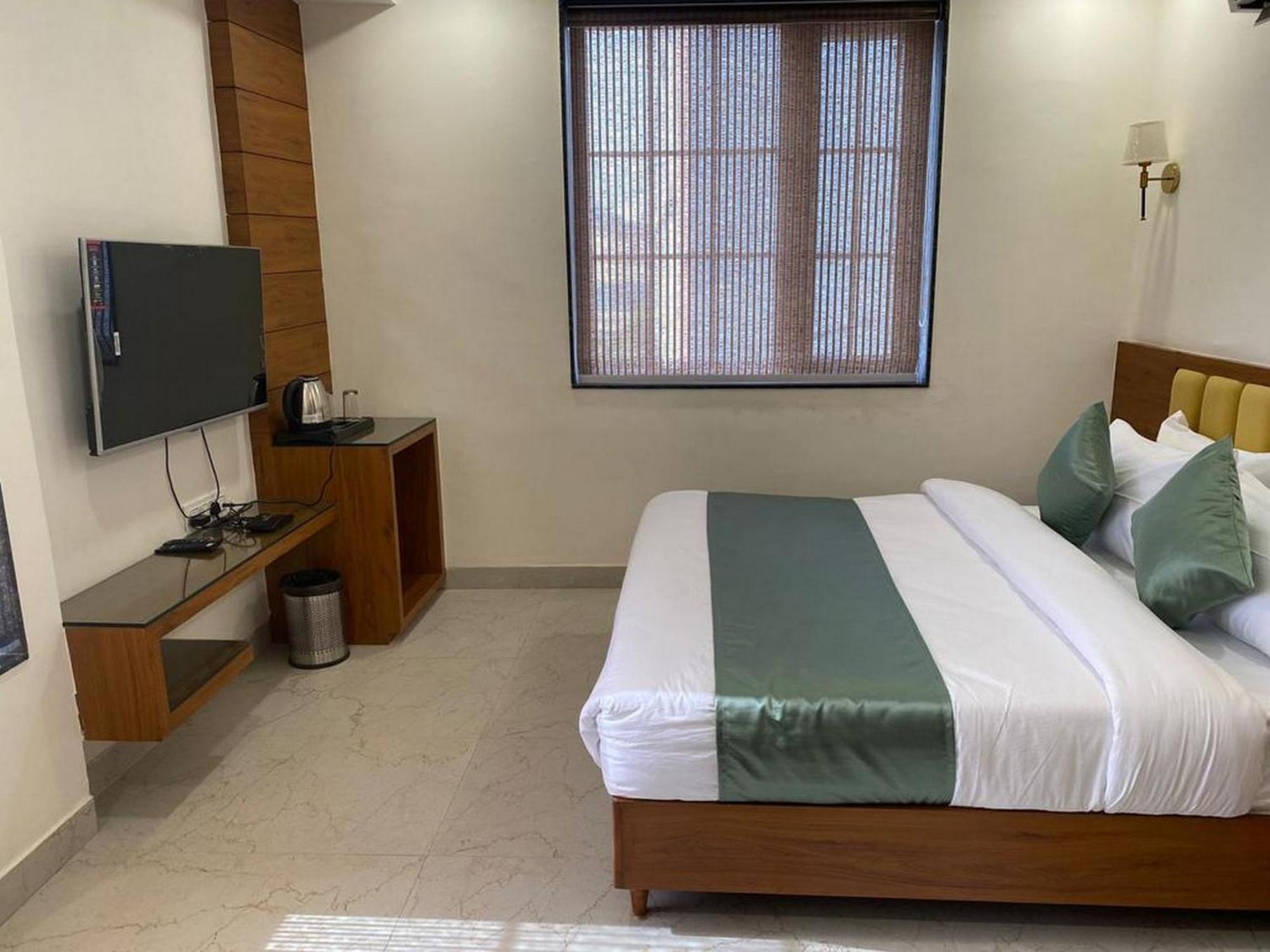Hotel Eleven Heights Bhopal Ngoại thất bức ảnh