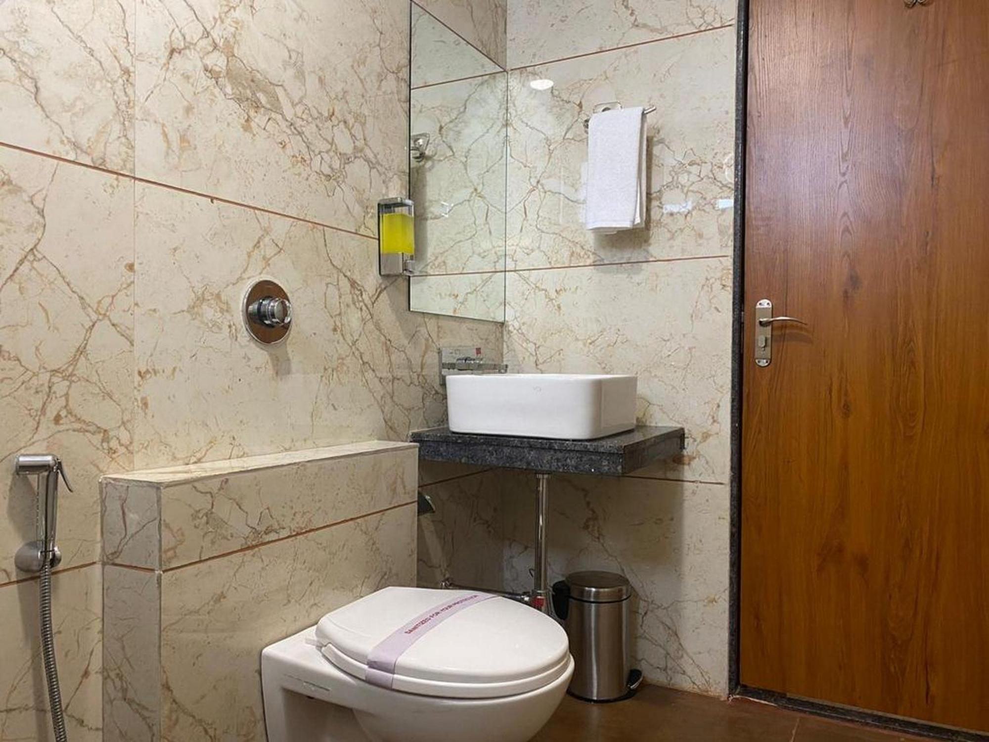 Hotel Eleven Heights Bhopal Ngoại thất bức ảnh