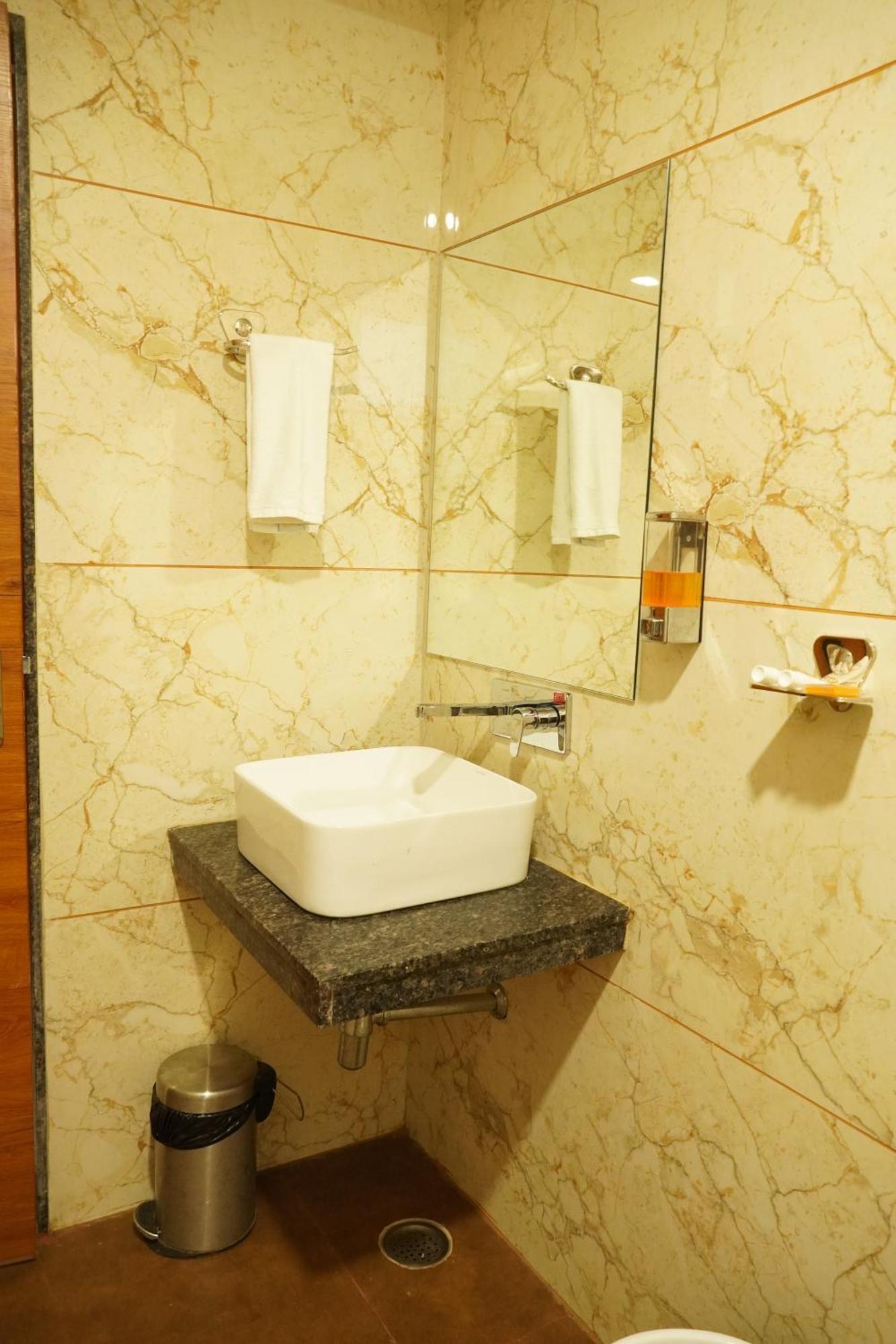 Hotel Eleven Heights Bhopal Ngoại thất bức ảnh